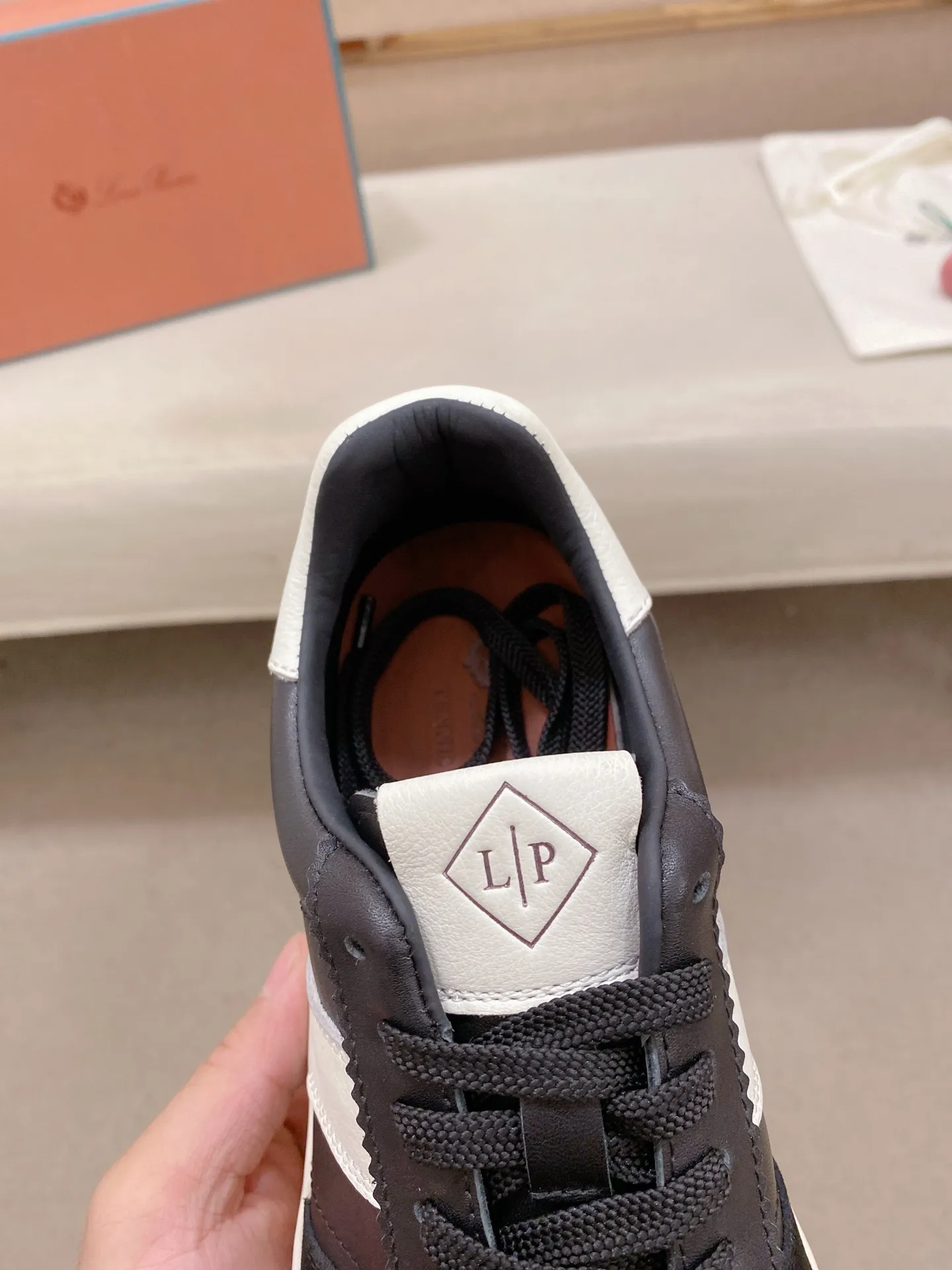 Men's shoes💰: 580💰🔥𝐥𝐨𝐫𝐨 𝐏𝐢𝐚𝐧𝐚 lp classic loafers, an Italian treasure brand, the only brand that can match Hermès! Only after wearing it do we realize that we can’t live up to our feet. The upper is made of imported first-layer cowhide with breathable fly-knit fabric, water-dyed cowhide foot pads, and the official original glass rubber outsole and pendant. Exclusive original packaging (tag ➕ brand paper ➕ outer box ➕ hand bag) code number: 38-44. Can be customized 45-46